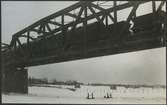 Brobyggnaden över Torne älv.
Provbelastning.
Banan och bron över gränsen byggdes 1919.