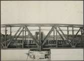 Bro över Torne älv.
Banan och bron över gränsen byggdes 1919.