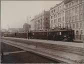 Försöksbanan Stockholm - Järva.
Motorvagn 1391. Stockholm Central.
Motorvagnen på bild är utrustad med strömavtagare av både Pantograf och Oerlikon typ, då båda dessa kontaktledningstyper användes mellan Stockholm Central och Tomteboda under försöken.
Elektriskt motorvagn Statens Järnvägar, SJ 1391, personvagn Co5 1390, BFo 1418 och elektrisk motorvagn 1393.