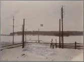 Försöksbanan Stockholm - Järva.
Järnvägsövergång, med bommar. Vinterväg över isen.
