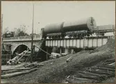 Dubbelspårsbyggnaden mellan Alingsås - Olskroken. Bron över Säveån södra brohalvan. Provbelastning. Godsvagn med  tank SJ CF 1041, SJ CF 1042.  Godsvagn SJ 10792 B3.