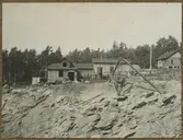 På linjen mellan Noresund och Floda. Dubbelspårsbyggnaden mellan Alingsås - Olskroken. Kompressorstation och markententeri väster om tunnlarna.