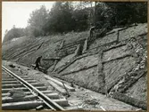 Dubbelspårsbyggnaden mellan Alingsås - Olskroken. Vik Skärningen och dränering av slänten i lerskärning.