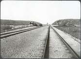 Album med fotografier från Bohusbanan.
Skee bangård.
Station anlagd 1903. Stationshus i en och en halv våning i sten. Senare har bangården utökats med ett spår samt en ny betongkaj tillkommit.