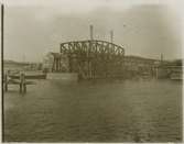 Vy över Göteborgs hamn. Nuvarande Marieholmsbron byggdes 1908 och togs ibruk mars 1909. Den ersattes av betong 1996.