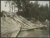 Anläggandet av dubbelspåret mellan Rönninge och Ström. Stockar som använts för pålning.