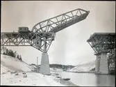 Färdigställande av klaffbron över Södertälje kanal.