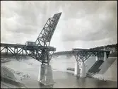 Färdigställande av klaffbron över Södertälje kanal.