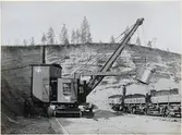 Grustag med  en ångdriven grävmaskin.