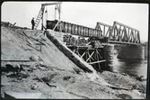 Västra älvfåran, nedsänkning av plåtspann vid brobygget över Ume älv.