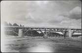 Bro över Ume-älv.  Här kan vi se västra älvfåran, nitställning och transportbrygga maj 1923.