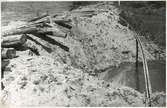 Bombningen vid Svartälvs Järnväg. Efter 100 kg:s bomb i kanten av banvallen.