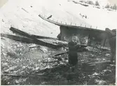 Bombning av plåtbalksbro i Ålså. Efter 250 kg:s bomb.