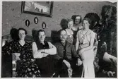 Från vänster: Tekla och Pelle Andersson, farfar Per Andersson och döttrarna Ingrid, Sigrid och Ingeborg.