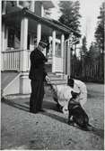 Långsjö-Pelle med barnbarn och hund.