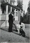 Långsjö-Pelle med barnbarn och hund.
