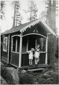 Vid lekstugan i Långsjön: bröderna Göran och Björn Aldenby. Söner till Lisa och Ingemar Aldenby.