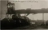 Godståg vid kolbryggan i Mjölby. Ångloket är enligt uppgift Statens Järnvägar, SJ F 1202.