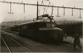 Elmotorvagn vid station.