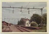 Vy vid Rävlanda. Station anlagd 1893. Vagnslasttrafiken upphörde fr o m 1 oktober 1989. Stationen fjärrstyrs från Göteborg sedan 27 september 1993. Stationshuset kvar, men används nu som utställningslokal