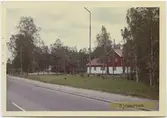 Vy vid Sjömarken. Stationen byggd 1913.Det anlades också en park- och badanläggning, driven av GBJ,Göteborg-Borås Järnväg fram till 1936, då den såldes till Borås stad. Persontrafiken nedlades fr o m 12 maj 1968 och godstrafiken fr o m 1 september 1974. Växeln till stickspåret borttogs i december 1975