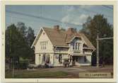 Vy vid Hillerstorp.Stationshus byggt 1902. enligt ritningar av arkitekt TJ Folcke, Göteborg, Tvåvånings stationshus i trä. Mekanisk växelförregling