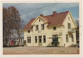 Vy vid Ljung. Station från 1863. Trästationshus i två våningar. 1924 nytt stationshus byggt enligt arkitekt L Kernuant. Det gamla huset revs, men byggdes upp som privatvilla ett par hundra meter från dess gamla plats. Det nya huset var av trä med putsad fasad. Stationen avbemannad från 28 maj 1978. Stationshuset uthyrs. En enkel väntkur finns på plattformen. Station anlagd 1898. Mekanisk växelförregling