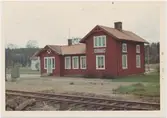 Vy vid Torpåkra station. Hette tidigare ÖNA. Hållplats anlagd 1906. Vaktstuga bestående av en banvaktsstuga, ev. från Säryd, uppfördes av arkitekt L Kernuant. Den tillbyggdes 1926. Stugan finns 1988 kvar.Hållplats anlagd 1904. Envånings byggnad i trä. Mekanisk växelförregling
