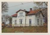 Vy vid Borgstena. Stationen öppnad 1863. Tvåvånings stationshus i trä byggt 1898 enligt arkitekt L Kernuant ritningar. Obemannad sedan 28 maj 1978. Stationshuset sålt som privatbostad. Det är nu ersatt av en enkel väntkur på plattformen. Station anlagd 1863. Mekanisk växelförregling