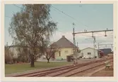 Vy vid Kinnahult. Namnet var tidigare KÄLLÄNG. Station anlagd 1918. Envånings stationshus byggt 1919 enligt Harald Söderberg, Varberg , putsat och med toppigt tak. Mekanisk växelförregling