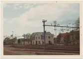 Vy vid Skene.Station anlagd 1880. Stationshus i två våningar byggt i tegel gult, putsat hus byggt 1914 av arkitekt Harald Söderberg, Varberg. Mindre inre ombyggnad 1915, och 1950 renoverades fastigheten.För resenärerna finns en hållplats med plastkur alldeles norr om stationshuset Elektrisk växelförregling