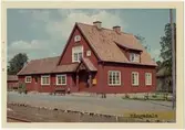 Vy vid Rångedala. Håll- och lastplats öppnad 1917. En- och enhalvvånings stationshus i trä, byggt i vinkel enligt Rudolf Lange, Göteborg. Avbemannades 1969. Vagnslasttrafiken nedlagd 1973. Stationshuset auktionerades bort 1971 och ersattes av en öppen väntkur. Hållplatsen lades ned när trafiken upphörde 1 juni 1985. Trafikplats öppnad 1917. Expeditionslokalerna tillbyggdes 1940