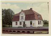 Vy vid Hökerum. Station öppnad 1917. En- och enhalvvånings putsad stationsbyggnad, Arkitekt Rudolf Lange, Göteborg. 1918 byggde lantmannaföreningen ett godsmagasin. Styckegodstrafiken nedlades 1975, och samtidigt indrogs bemanningen. Väntkur uppsattes ej. Persontrafik till nedläggningen 1985. Viss godstrafik Ulricehamn - Hökerum fortsatte t o m 1 mars 1986