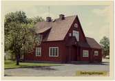 Vy vid Redvägsbrunn. Håll- och lastplats, öppnad med banan 1917. En- och enhalvvånings stationshus i trä, byggt i vinkel. Avbemannad 1958. Väntkur ej uppsatt. Tåguppehållen indrogs fr o m 17 juni 1974. Hållplats anlagd 1917  Enligt ritningar av arkitekt Rudolf Lange, Göteborg.