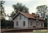Vy över Ekeryd Station.Hållplats anlagd 1894. En- och enhalvvånings putsat stationshus. Bostadslägenheten renoverades 1948. Öppnad 21.11.1894. Fullständig station sedan 1925. Stationshuset revs 1982. Stationshuset oputsat vid sekelskiftet (HNJ).
