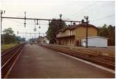 Det första stationshuset  revs 1873. Andra stationshuset byggdes samma år.
Ett större tvåvånings stenhus. Tillbyggdes 1891 i och med MKJs anslutning.
MKJ , Mariestad - Kinnekulle Järnväg