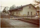 Stenstorps lilla stationshus flyttades 1873 och ändrades till betjäningshus på platsen. I stället byggdes ett nytt större envånings stationshus av sten, som sedemera tillbyggts .Stationen öppnades för trafik den 1/9 1859. Det första stationshuset byggdes 1858. Ny station, som ännu användes, uppfördes 1873 i samband med att HSJ öppnade för trafik. Gamla stationshuset revs 1995-04-25 för att ge plats åt de nya plattformarna.
HSJ , Hjo - Stentorps Järnväg