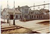 Ett första litet stationshus användes 1862 - 64.Nytt stationshus byggt 1864. Stationen anlades 1858 och ombyggdes 1862 för att bli fullständig station då Boråsbanan tillkom 1863