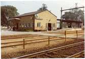 Stationshuset var ett tegelmurat stenhus .Nytt stationshus uppfördes 1940, envånings i sten .