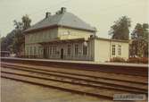 Före 30.1.1877 var namnet RÖDESUND .Stationen öppnades som RÖDESUND 26/7 1876 och fick efter fem år namnet KARLSBORG. Tvåvånings stationshus.