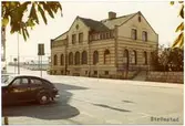 Stationen anlades 1903. Expedition och väntsal renoverades 1932. 1941 uppfördes ett rälsbussgarage. En Volvo PV på parkeringen.