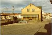 Stationen anlades 1903. Expedition och väntsal renoverades 1932. 1941 uppfördes ett rälsbussgarage. En Volvo amason står vid stationen.