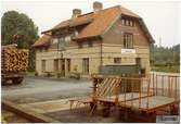 Stationen anlagd 1903. Stationshus i två våningar i rött tegel. Expeditionslokalerna och väntsalen moderniserade 1943. Bangården ombyggd 1948.