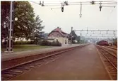 SJ-stationen anlades 1905.Stationshuset, i två våningar i sten, moderniserades 1936. Pressbyrån har kiosk med servering vid stationen.
