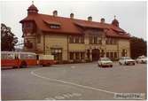 Stationen anlades 1907, Stationshusets arkitekt: Folke Zettervall. K-märkt 1986. Skötselhall byggd 1975, lades ned 1995-04-30 .Stationen hette UDDEVALLA SJ till 1.7.1940 då det ändrades till UDDEVALLA CENTRAL. Stationshus i två och en halv våning i sten. Saab registreingsnummer  är DB 19872.