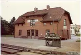 Trafikplats anlagd 1905. Stationshus i två våningar i sten. Byggnaden moderniserad 1937.