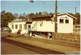 Station anlagd 1907. Nuvarande stationshus, envånings i trä, sammanbyggt med godsmagasinet, byggdes 1930. Hållplats öppnad 1.4.1910.