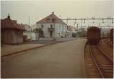 Lysekils Järnväg, LYJ, Stationen anlades 1912. Stationshus i två våningar i sten. Statligt 1939-07-01, Elektrifering 1950-06-10, Fjärrblockering 1957.