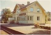 Göteborg - Borås Järnväg, GBJ, Station anlagd 1893. Stationshuset, en- och enhalvvånings i trä, renoverades fullständigt 1938. Stationen öppnad 1894. Stationshuset ombyggdes1937. Styckegodstrafiken nedlades 18 juni 1973 och persontrafiken 28 maj 1978. Vagnslasttrafiken upphörde 23 maj 1982. Stationen fjärrstyrs från 23 september 1993 från Göteborg