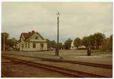 Västergötland - Göteborgs Järnväg, VGJ, Station anlagd 1899. Stationshus i en och en halv våning i trä. Expeditionslokalerna tillbyggdes 1939. Bil Opel kadett. Det står en bensinpump eller dieselpump vid stationen.